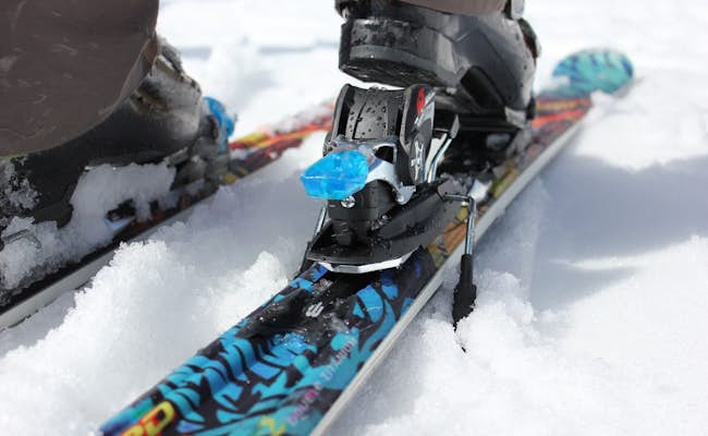 Finde deinen passende Ski für die perfekte Abfahrt.