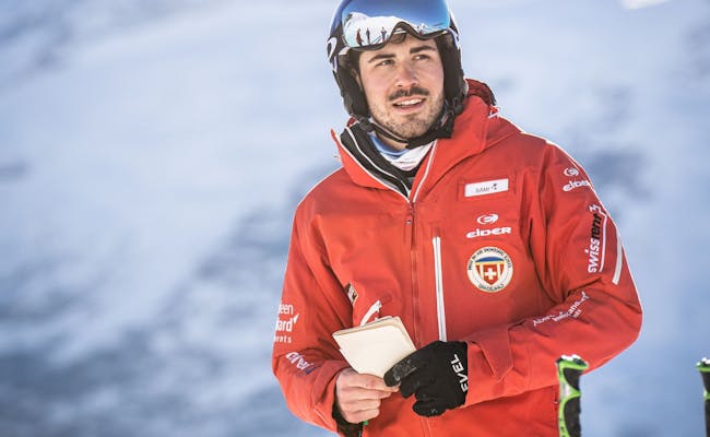 Skifahren in den Alpen mit einem Skilehrer, abenteuerlicher Skiurlaub und Gruppenerlebnis.
