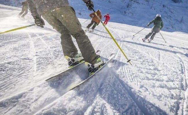 Escuela de esquí para adultos en las pistas de Zermatt, aprender a esquiar en invierno.