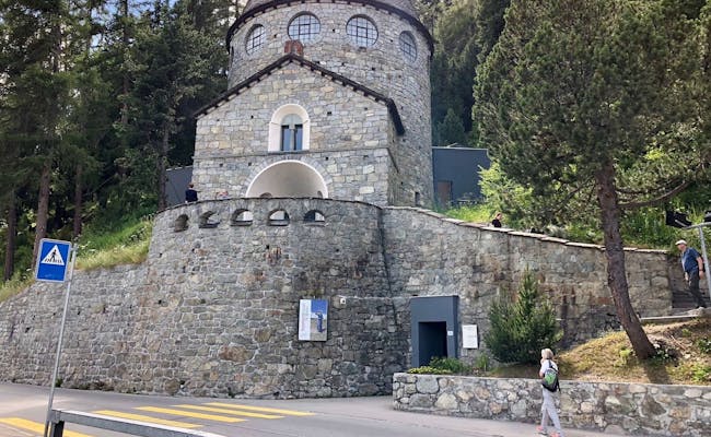 Segantini-museet i St. Moritz, stenbyggnad, omgivande träd