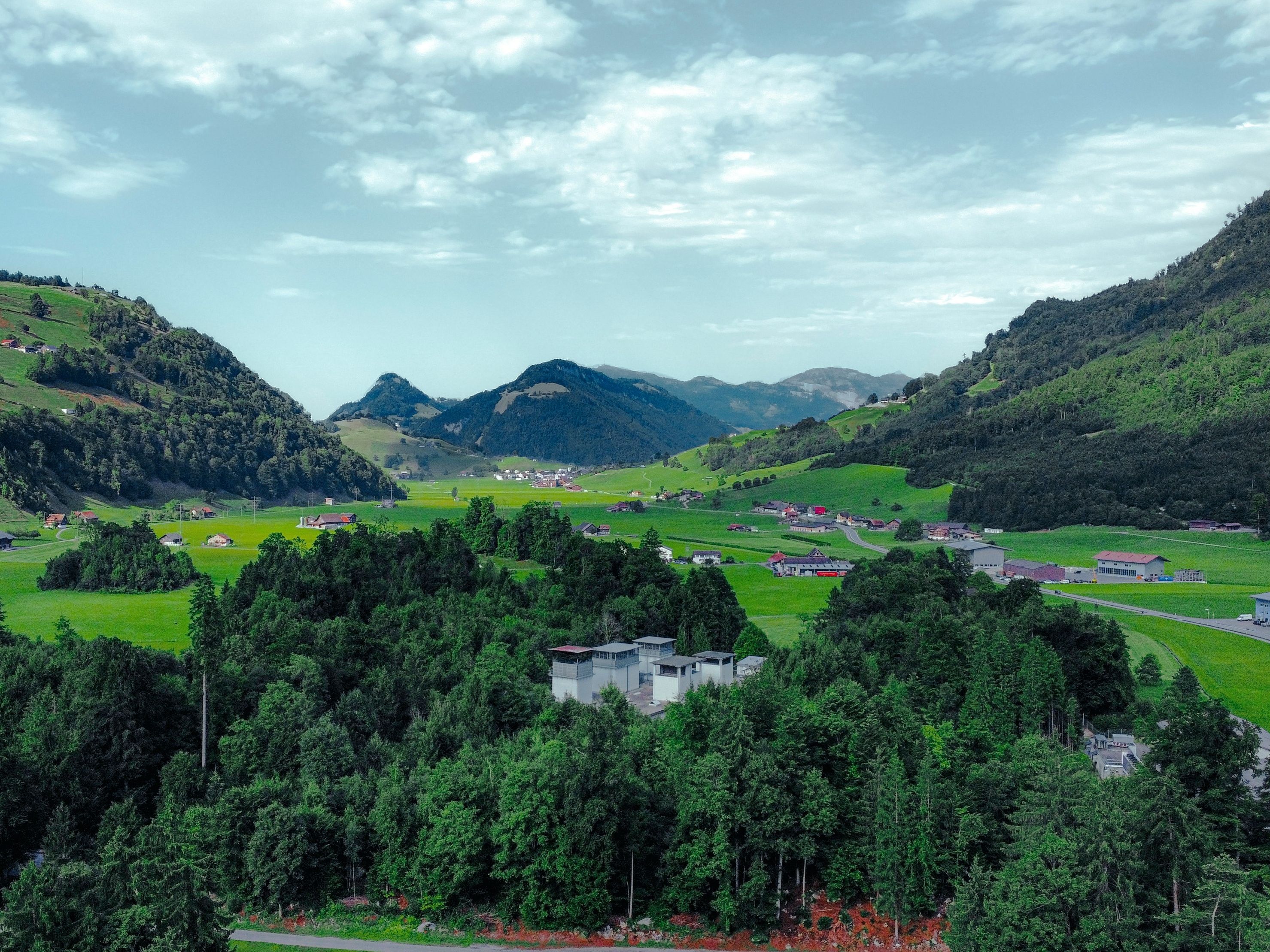 Stans: Paesaggio pittoresco con montagne e ampie praterie d'estate.