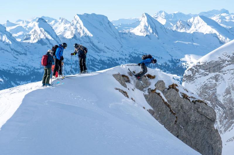 托根堡旅游：在瑞士的雪山中进行日间滑雪之旅，享受滑雪者和令人惊叹的自然风光