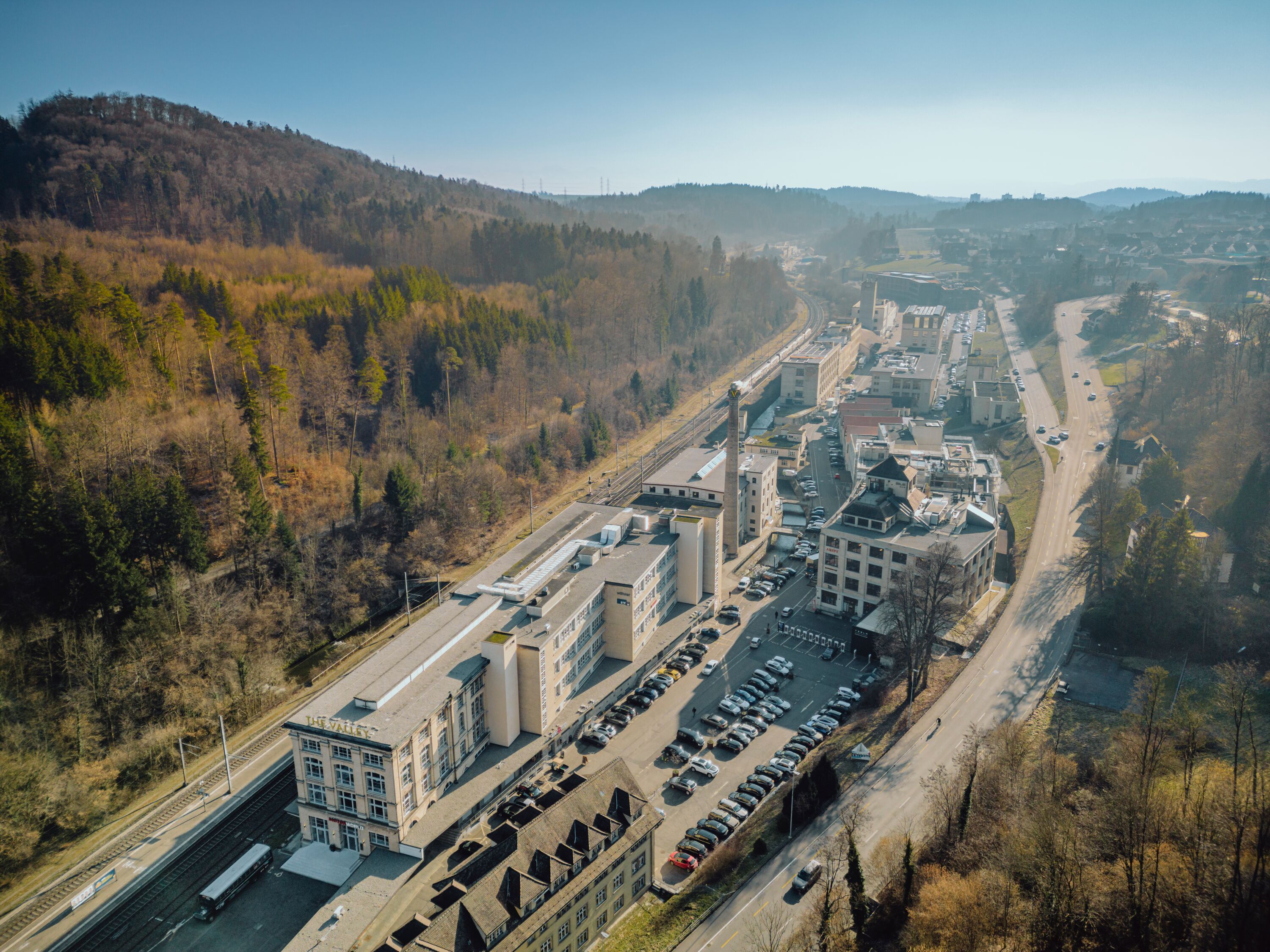 Vallei: Luchtfoto van de stad Winterthur met omliggende natuur en architectuur.
