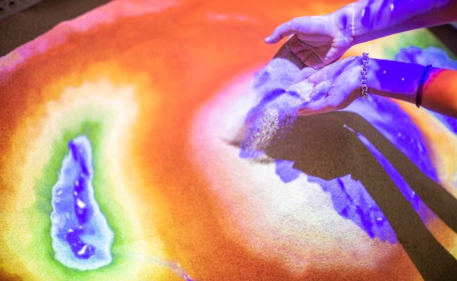 Virtueller Sandkasten: Interaktive Sandkunst mit Farben und Formen in den Schweizer Alpen