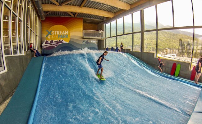 Wavesurfing w Xstream Park: Doświadcz ekscytującego sportu wodnego dla dzieci i dorosłych.