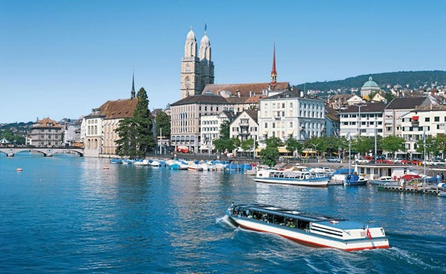 Navegación en el lago de Zúrich con botes y vista de la ciudad