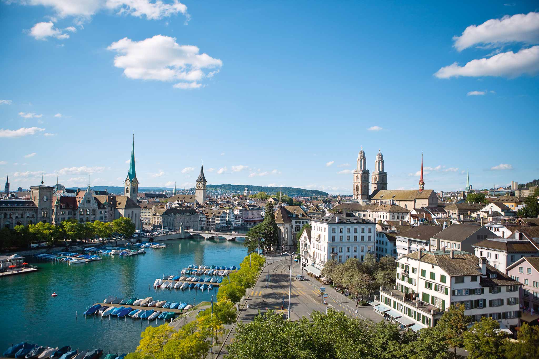 Zürich vista della città con barche nel porto e nel centro storico