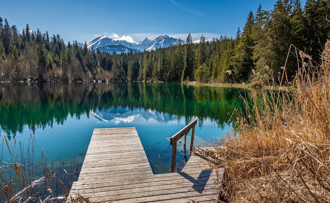 Crestasee: idylle steiger bij het heldere water omringd door bergen en bossen, ideaal om te ontspannen.