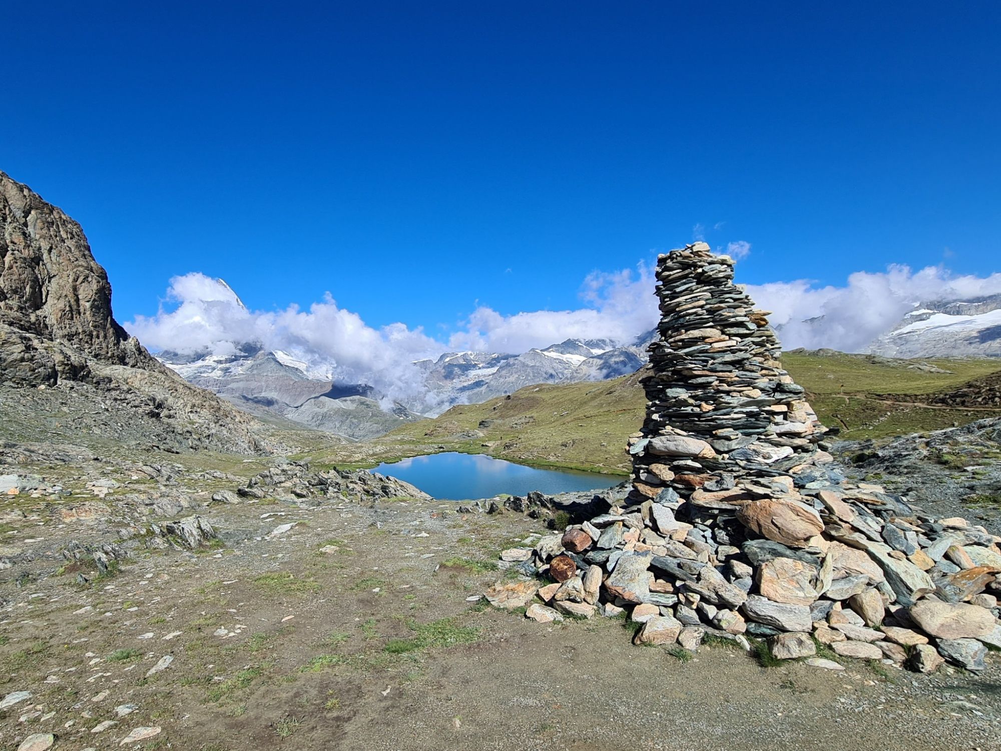 Randonnée : excursion guidée à Zermatt avec un panorama montagneux impressionnant et un lac clair
