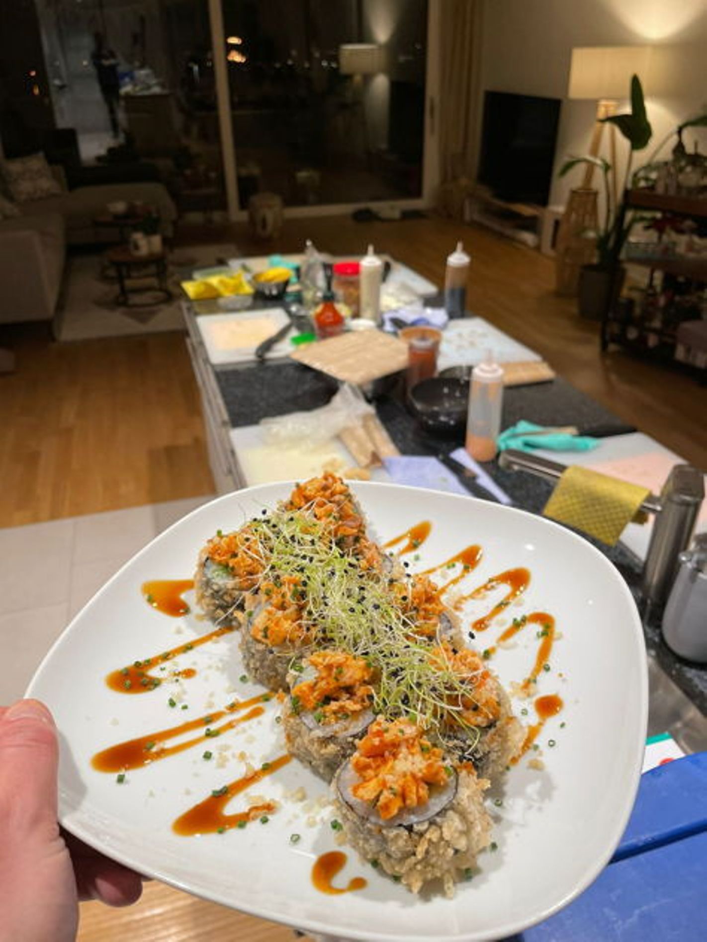 Курс по суши в Люцерне с свеже приготовленным суши, изысканной garnитурой и соевым соусом.