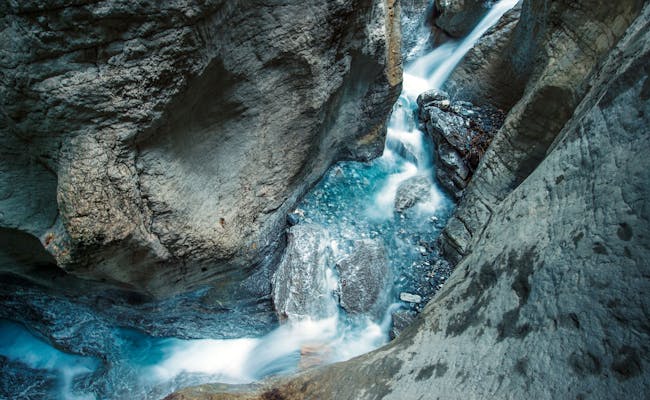 Cholerenschlucht mit Wasserfall, umgeben von Felsen und Natur
