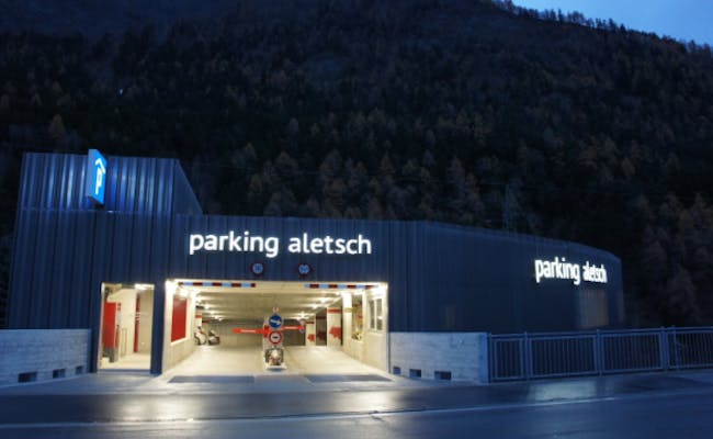 Estacionamento Aletsch Arena com veículos e arredores.