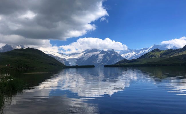 Bachalpsee: lago de montanha deslumbrante em Grindelwald com natureza de tirar o fôlego e montanhas ao fundo.