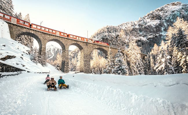Bergün in de winter: besneeuwd landschap, sleeën, Zwitserse Alpen, onvergetelijke ervaringen
