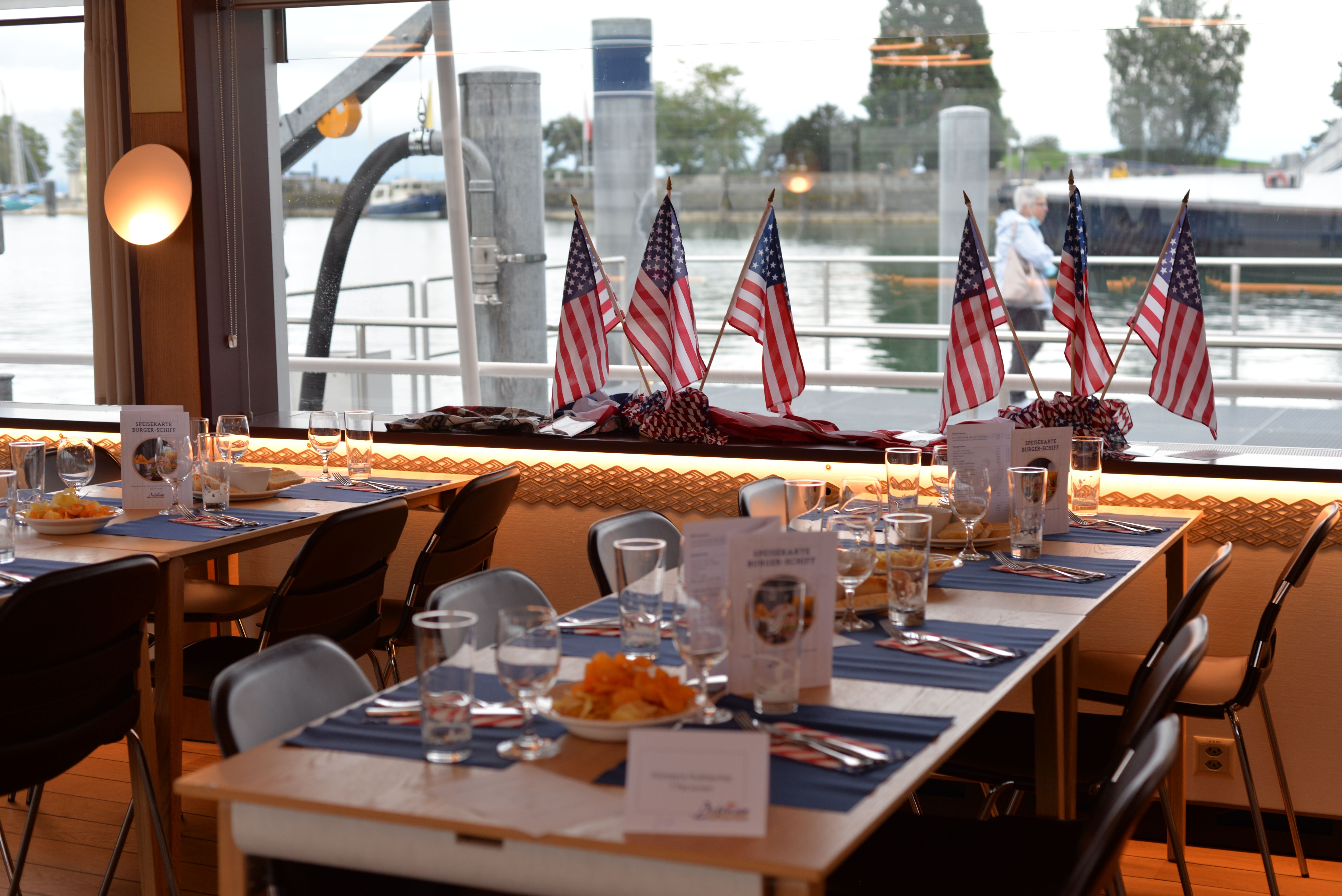 Lake Constance: Restaurant with a view of the water and American flags, ideal for groups and celebrations.