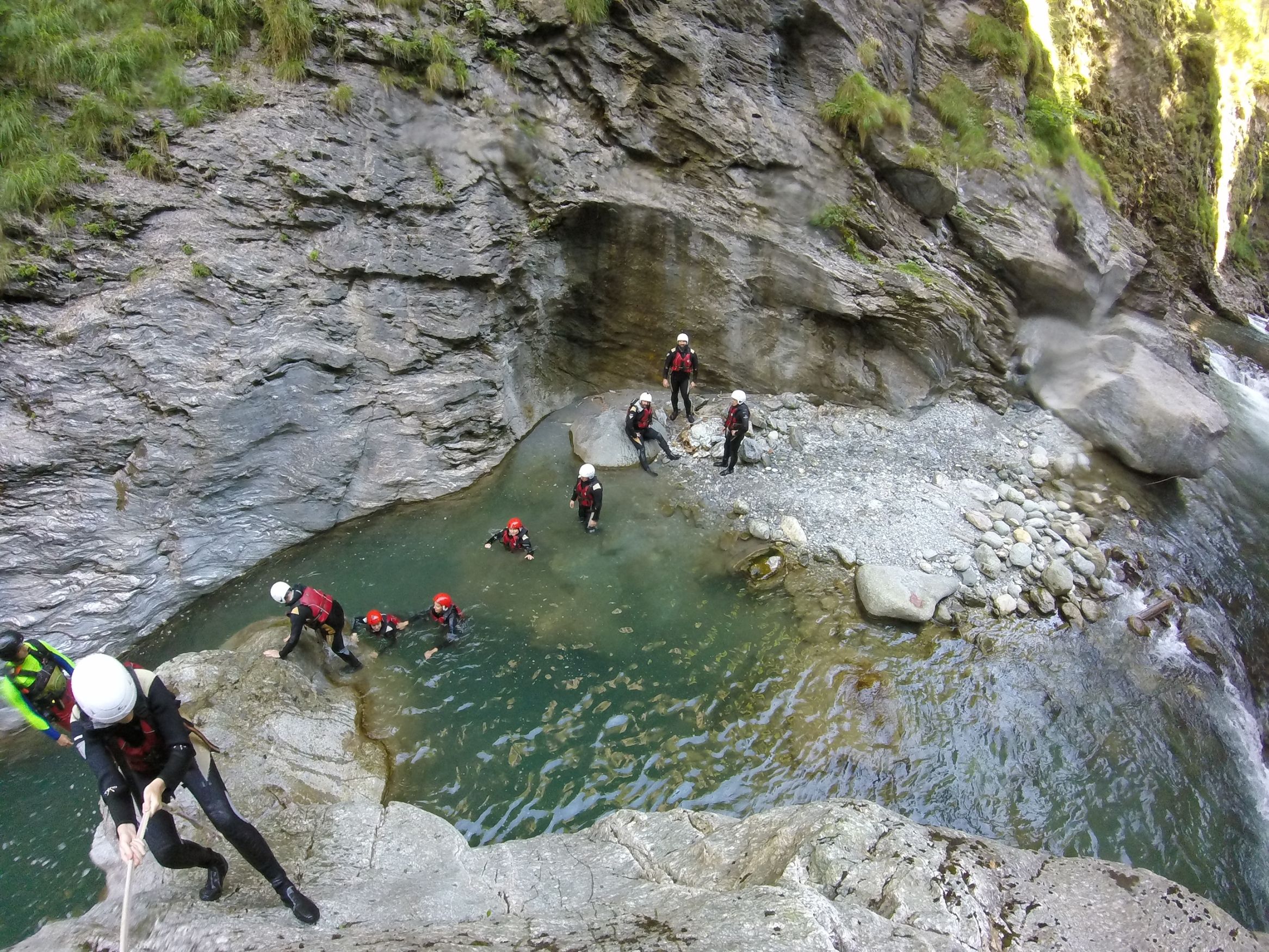 Canyoning di Goa Viamala, nikmati petualangan seru di alam