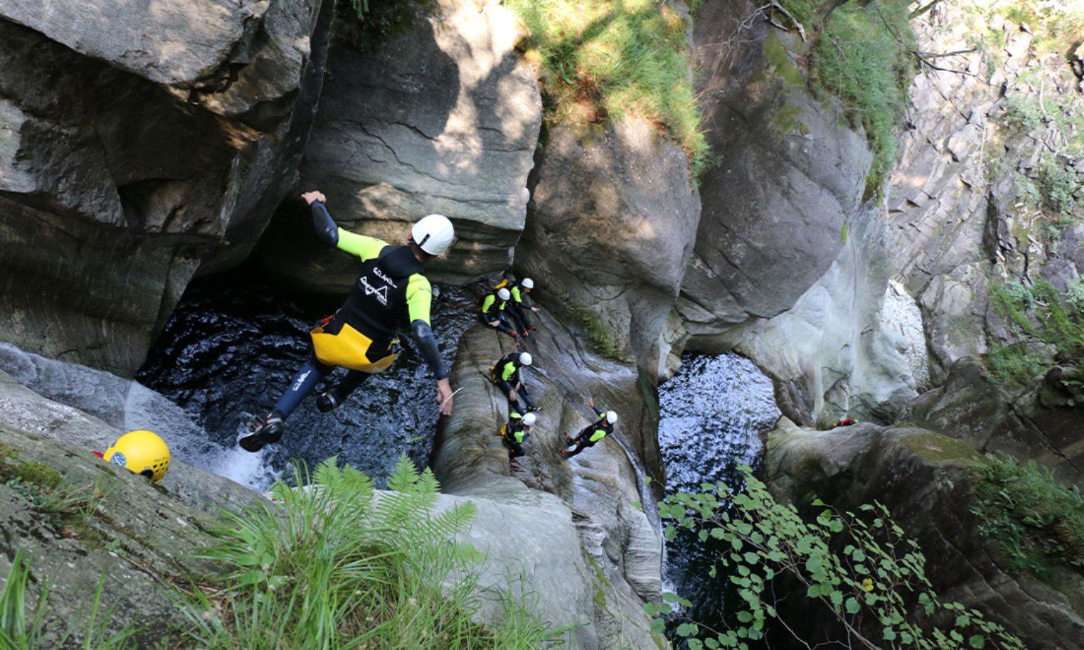 Canyoning Corippo: Ein unvergessliches Abenteuer im Tessin, umgeben von beeindruckender Natur.