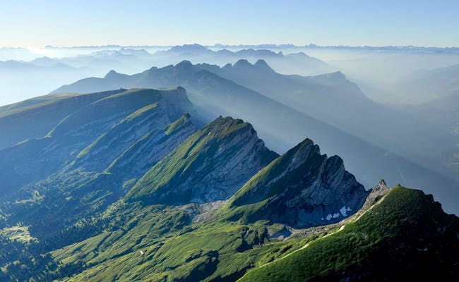 वालेंसे: प्रकृति में प्रभावशाली चुरफ़र्सें, गर्मियों में ट्रेकिंग और यात्राओं के लिए आदर्श।