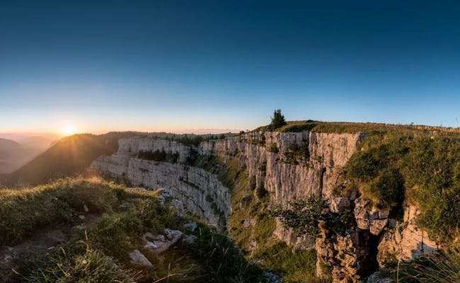 Creux du Van: spettacolare scogliera con vista su natura incontaminata in Svizzera d'estate.