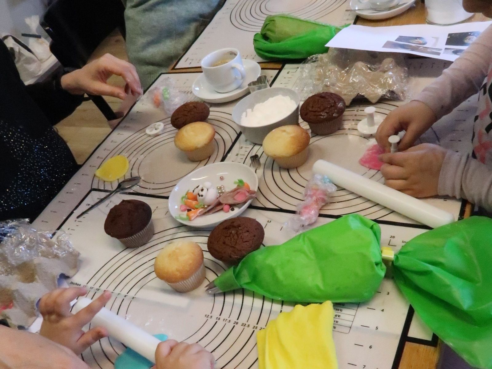 Muffinsbagt: Farverige muffins med chokolade og pynt til børnefødselsdagen.