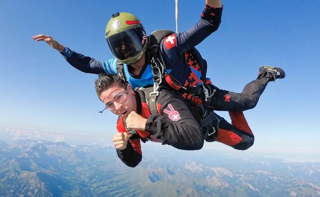 Paracadutismo a Interlaken con partner tandem sopra le Alpi