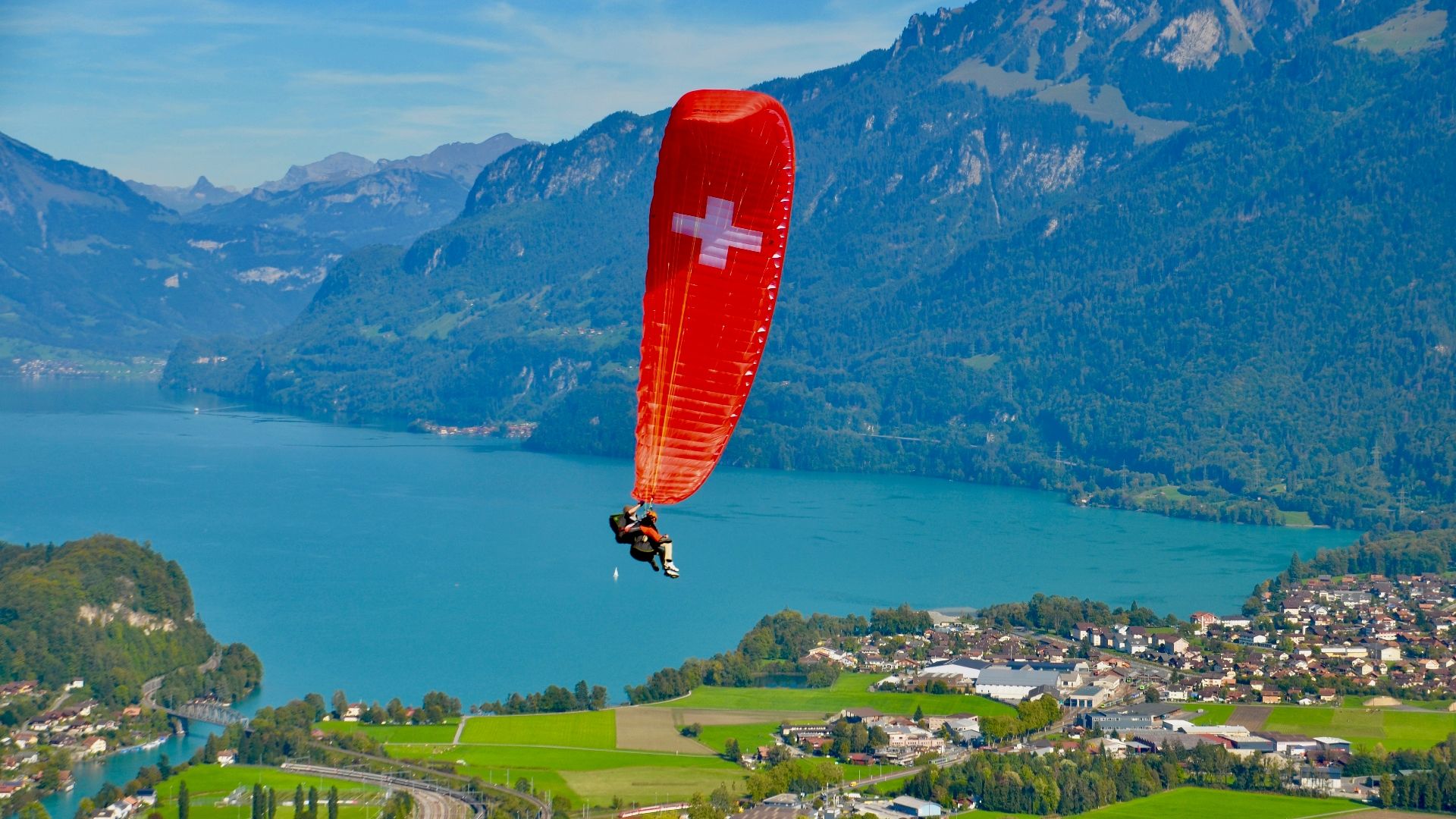 Αεραεροπλανάδες στον Ίντερλάκεν με θέα στη λίμνη Μπριένζερ και τις Άλπεις.