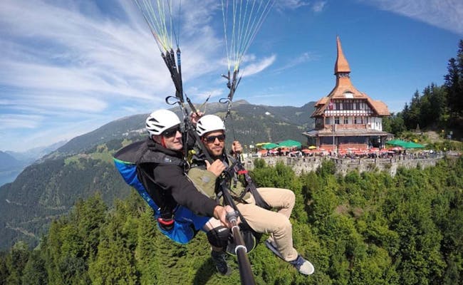 Volo in parapendio Harder Kulm con due piloti sulle Alpi