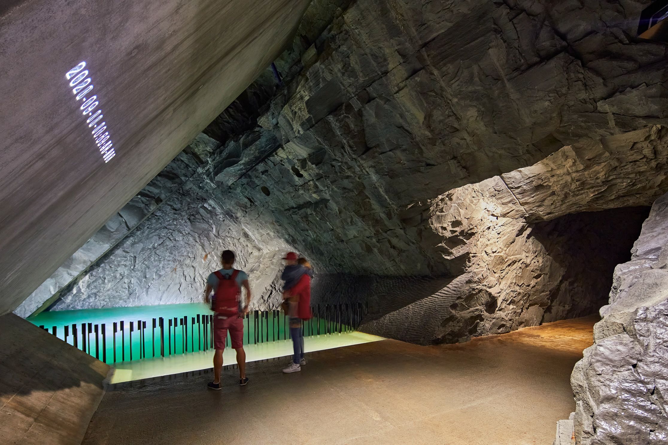 Felsøen i is-haven i Luzern med imponerende klippeformation og hvileområde for besøgende.
