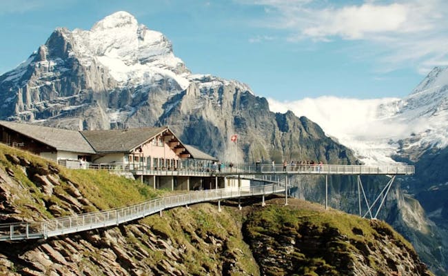 Grindelwald First Cliff Walk mit Ausblick auf Berge