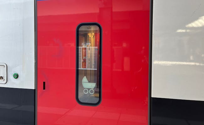 Wózek dziecięcy na pojeździe IC1 między St Gallen a Genewą, idealny na rodzinne podróże z dziećmi.