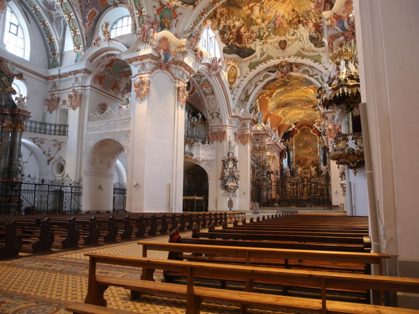 Klosterkyrkan i Einsiedeln: imponerande arkitektur med konstnärliga fresker och historisk interiör.