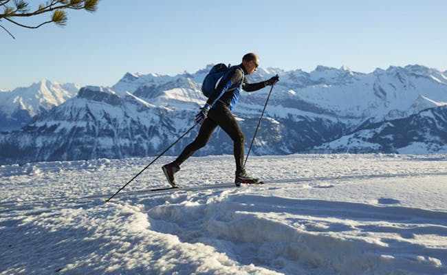 Langlauf Rigi saat musim dingin dengan salju dan pemandangan Alpen.