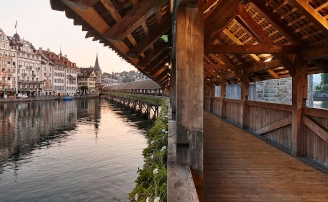 Lucerna Kapellbrücke sobre el Reuss con flores en flor y una pintoresca vista del agua.