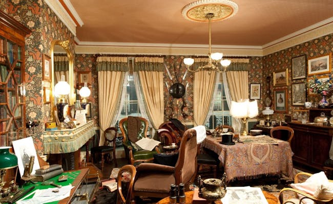 Sala de estar del Museo Sherlock Holmes con paredes y muebles decorados