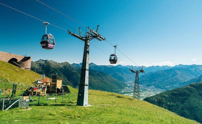 Gondelbahn Monte Tamaro in Tessin, Landschaft und Spielplatz sichtbar