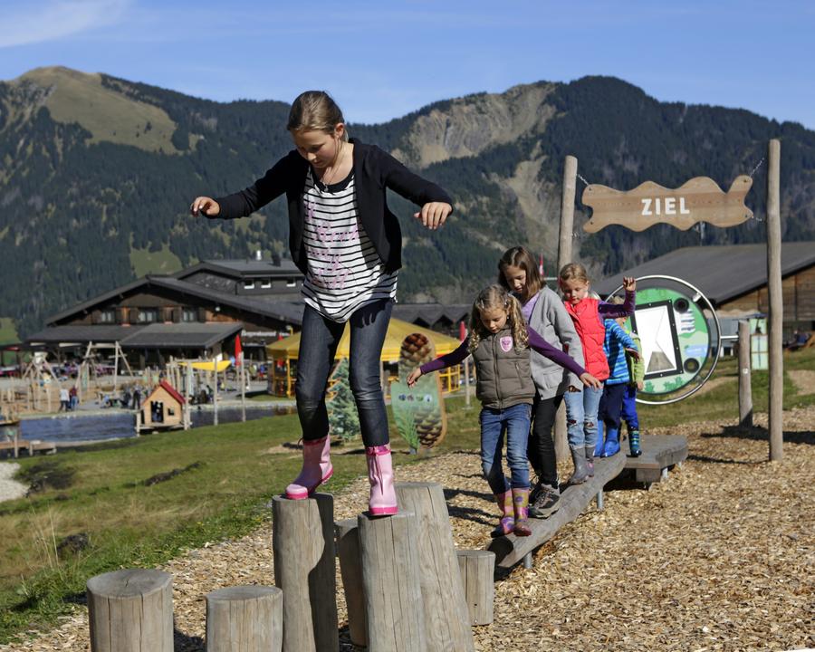 Rossweid: Barn leker på en äventyrsgunga på Sörenberg, perfekt för familjer och grupper.