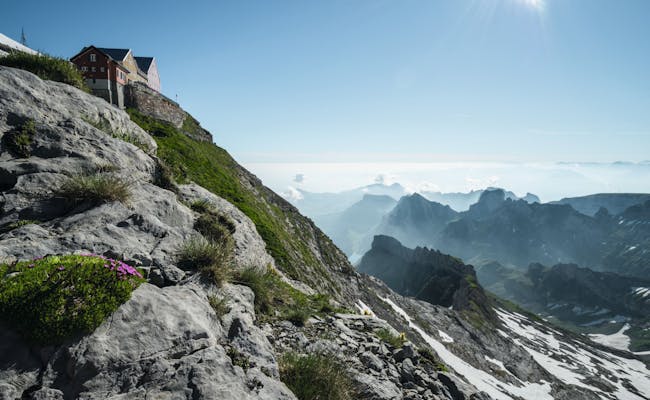 Säntis: Geniesse den Panoramablick auf die Berge und das Tal bei klarem Wetter.