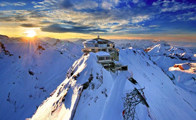 Schilthorn mit Bergbahn und schneebedeckten Alpen.