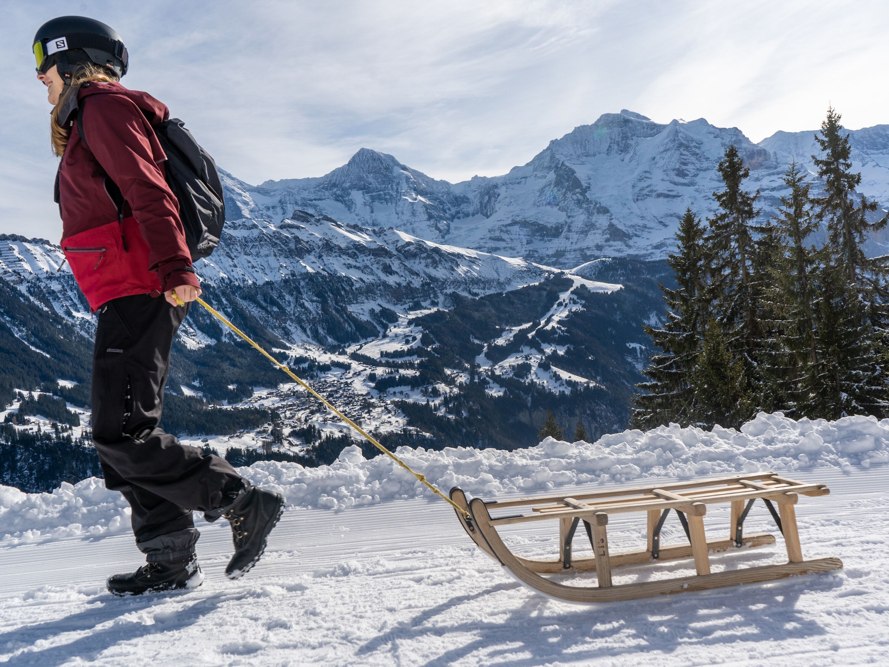 บ็อบรัน: เล่นสลิตที่อัลม์เมนดูเบลในภูมิภาคจุงฟราวในฤดูหนาวกับทิวทัศน์ภูเขาที่น่าหลงใหล