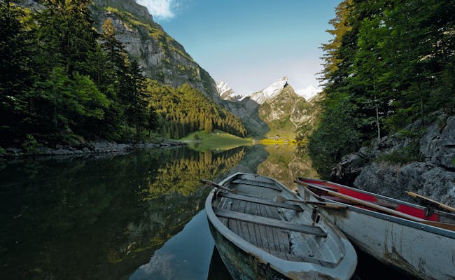 Seealpsee: incantevoli banchine per barche con vista su Hoher Kasten e natura meravigliosa.