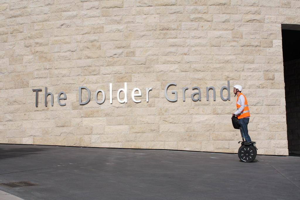 Segway-tur i Zürich, deltagare kör framför Dolder Grand, soligt väder