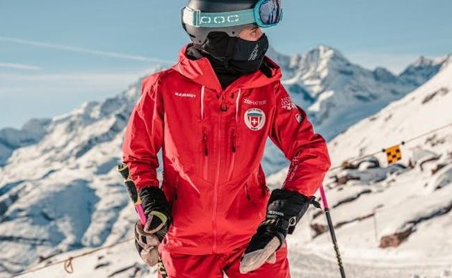 Los profesores de esquí en Zermatt ofrecen clases en invierno y en la nieve con un atuendo profesional.