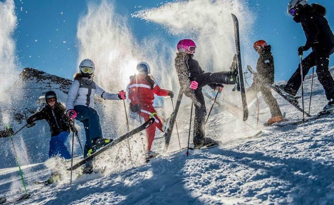 Escuela de esquí de Zermatt con niños en clases de esquí, nieve y sol