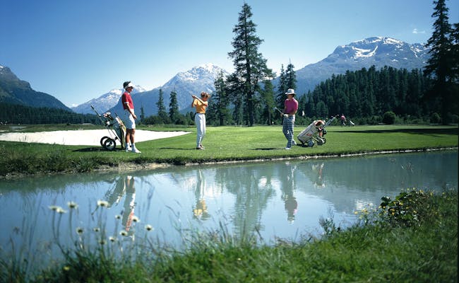 St. Moritz Golfer: Entspanne beim Golfspiel in Graubünden, umgeben von majestätischen Bergen.