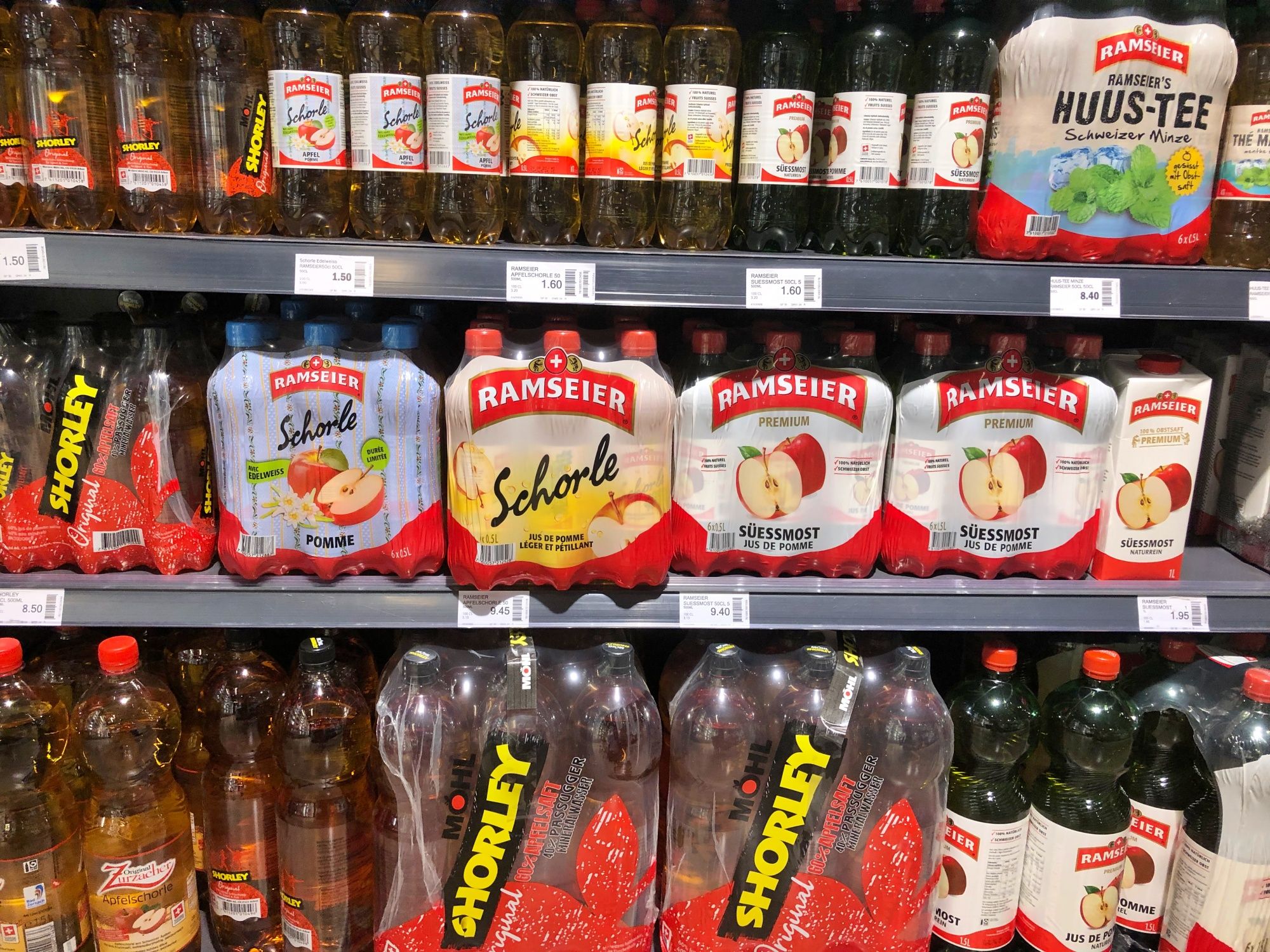 瑞士饮料 Süssmost 在货架上展示不同种类和包装
