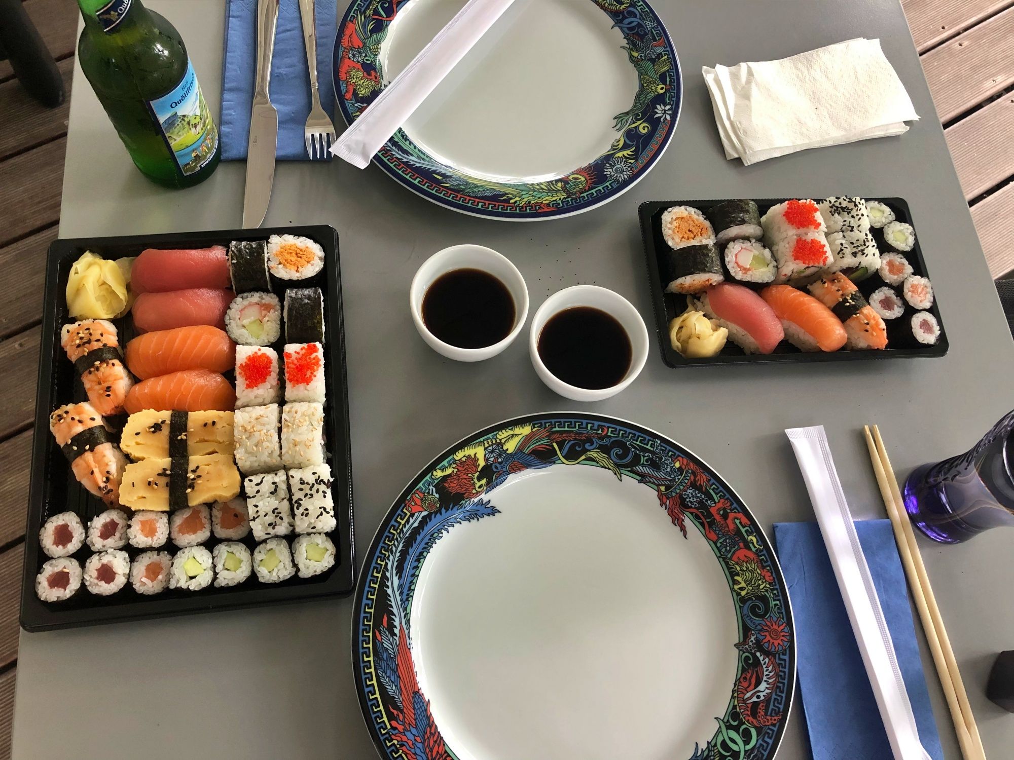 Σούσι με ποικιλία ειδών και ντιπ στην προσφορά Too Good To Go, ιδανικό για τους λάτρεις της γαστρονομίας.