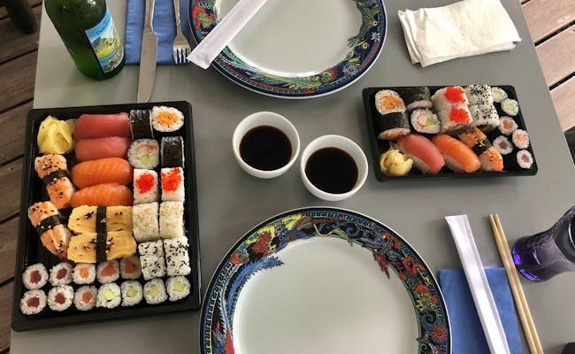 Sushi with a variety of types and dips in the Too Good To Go offer, perfect for food lovers.