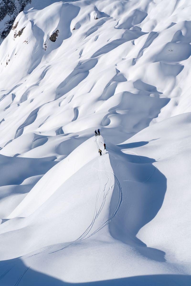 托根堡滑雪之旅，置身于被白雪覆盖的山脉和冬季体验的美丽景色中。