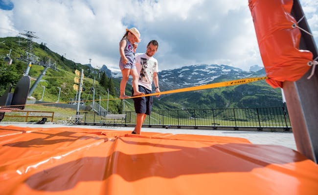 Slackline Trübsee: odkryj ekscytującą aktywność slackline w Engelbergu latem