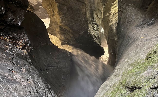Air Terjun Trümmelbach: air terjun yang mengesankan di pegunungan Lembah Lauterbrunnen, dikelilingi oleh alam.